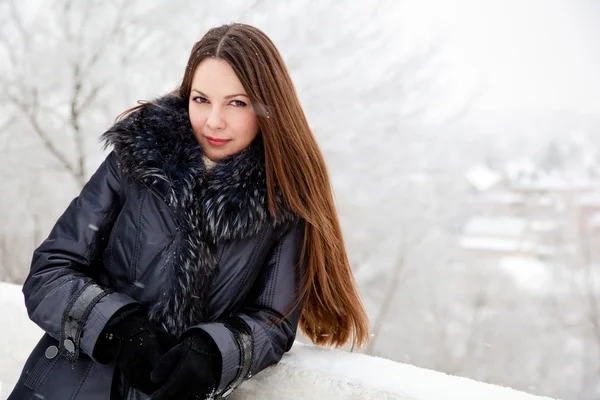 Een vrouw is in de winter park — Stockfoto