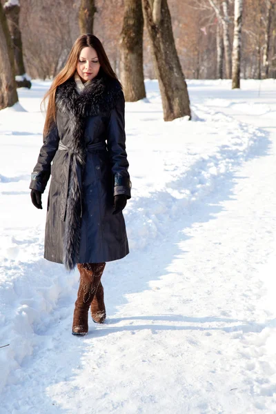 Uma mulher está no parque de inverno — Fotografia de Stock