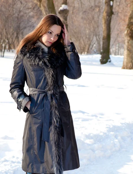 Une femme est dans le parc d'hiver — Photo