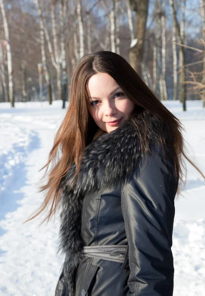 Eine Frau ist im Winterpark — Stockfoto