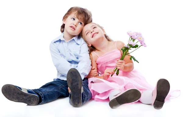 Маленький влюблённый мальчик и девочка — стоковое фото