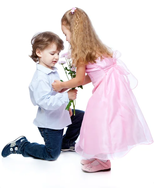 Kleine jongen en meisje verliefd — Stockfoto