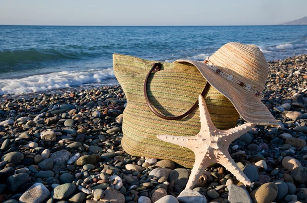 Donna in occhiali da sole sta guardando verso il mare — Foto Stock