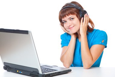 bir dizüstü bilgisayar ile bir güzel gülen Kızıl saçlı kız müzik dinliyor. Beyaz arka plan üzerinde izole