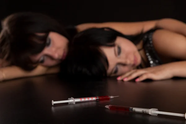 Девушки Нюхают Кокаин Имитация Изолированные Чёрном Фоне — стоковое фото