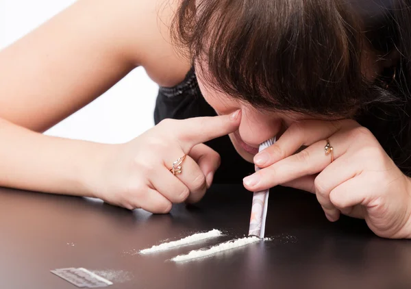Meninas Estão Cheirando Cocaína Imitação Isolado Sobre Fundo Preto — Fotografia de Stock