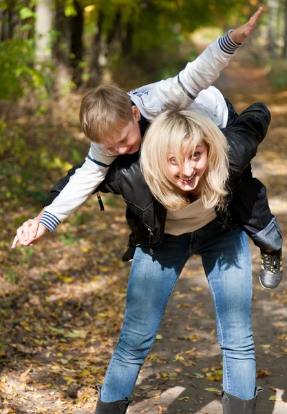 Dívka Chlapec Hraje Schovávanou Podzimním Parku — Stock fotografie