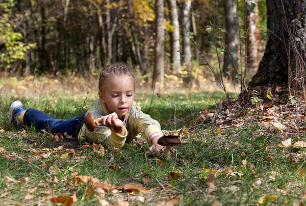 Una chica y un chico están jugando al escondite. — Foto de Stock