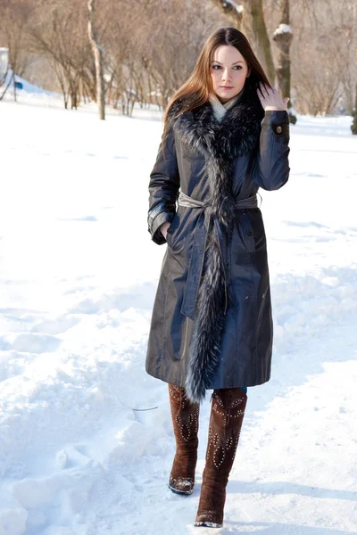 Uma mulher está no parque de inverno — Fotografia de Stock