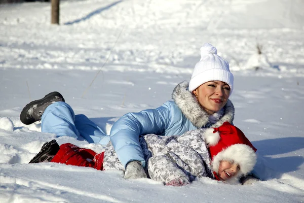 Mutter Und Tochter Spielen Schnee — Stockfoto