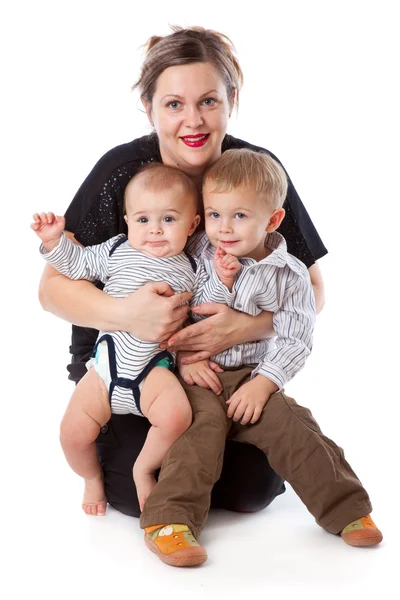 En kvinna sitter med sina barn — Stockfoto