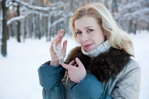 Eine Lächelnde Frau Mit Der Figur Eines Kristallengels Steht Winterwald — Stockfoto
