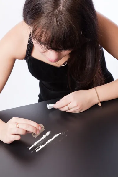 Meninas estão cheirando cocaína (imitação ) — Fotografia de Stock