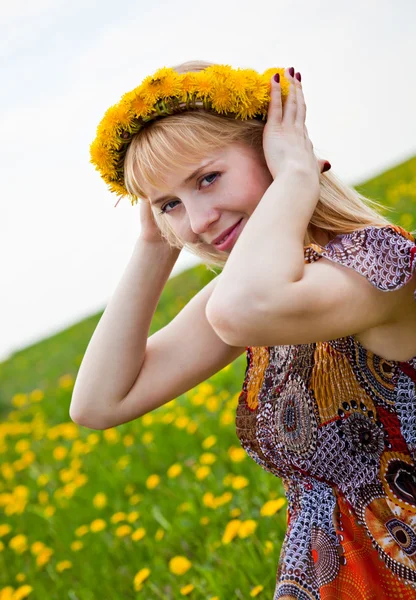 A woman is sitting on a field — Stock Photo, Image