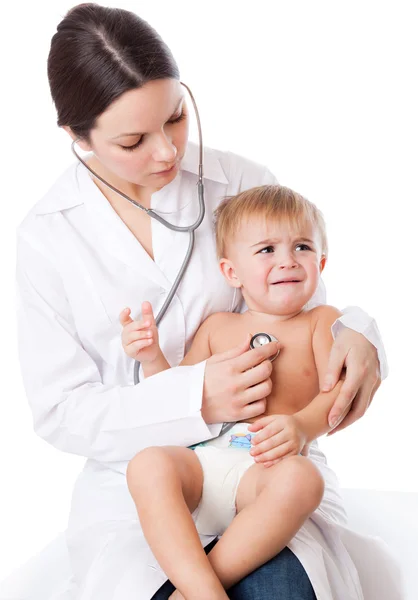 A doctor is examining a little crying patient — Stock Photo, Image
