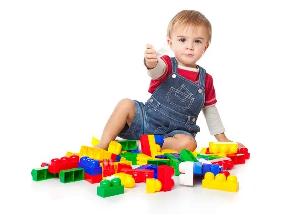 Um rapaz engraçado está a brincar com o Lego. — Fotografia de Stock