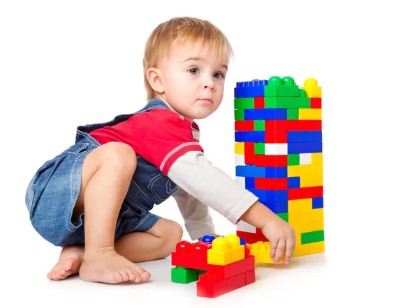 Ragazzo Divertente Sta Giocando Con Lego Isolato Sfondo Bianco — Foto Stock