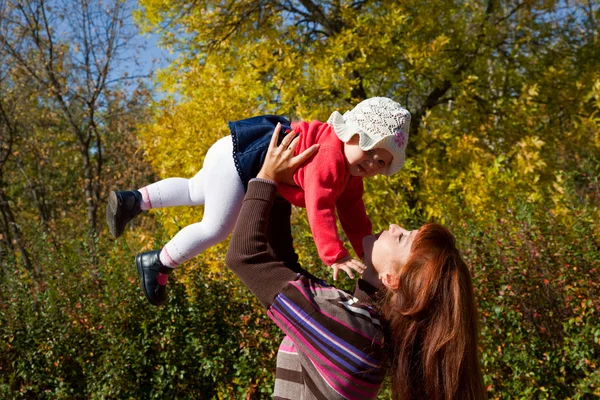 Žena drží dítě v náručí — Stock fotografie