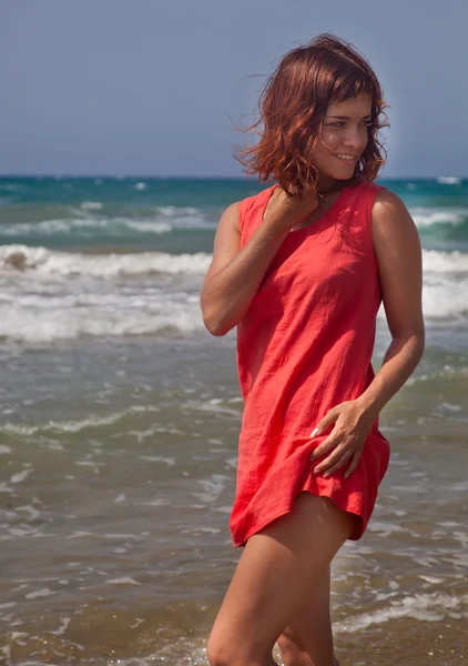 Μια όμορφη κοπέλα που είναι στην παραλία — Φωτογραφία Αρχείου