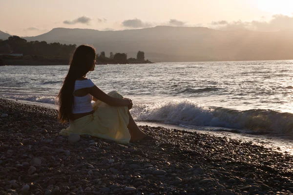 Młoda Kobieta Siedzi Plaży — Zdjęcie stockowe