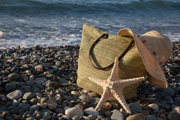 Чепчик, сумка и морская звезда — стоковое фото