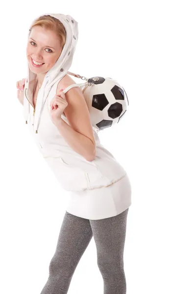 Улыбающаяся девушка с футбольным мячом на спине — стоковое фото