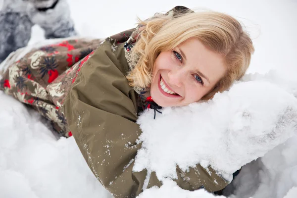 Beautiful Woman Lying Snow Park — Stock Photo, Image