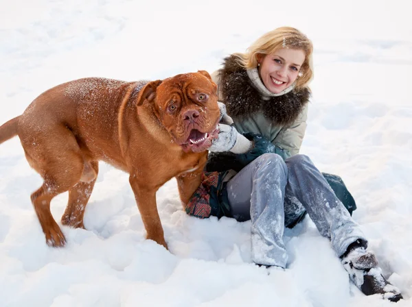Een Lachende Vrouw Zit Sneeuw Met Haar Hond — Stockfoto