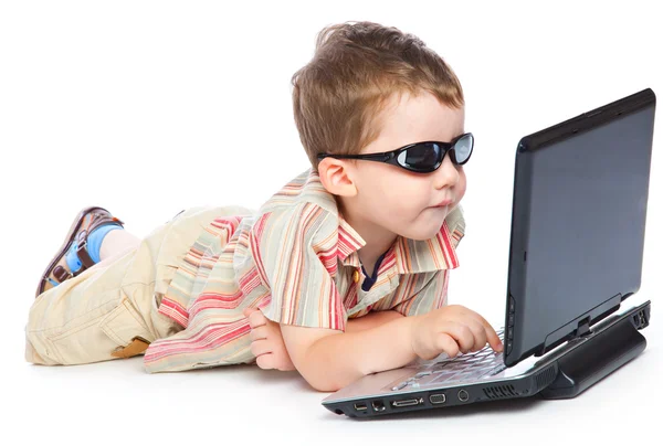 Chłopak Okularach Jest Wpisanie Laptopie Białym Tle Białym Tle — Zdjęcie stockowe