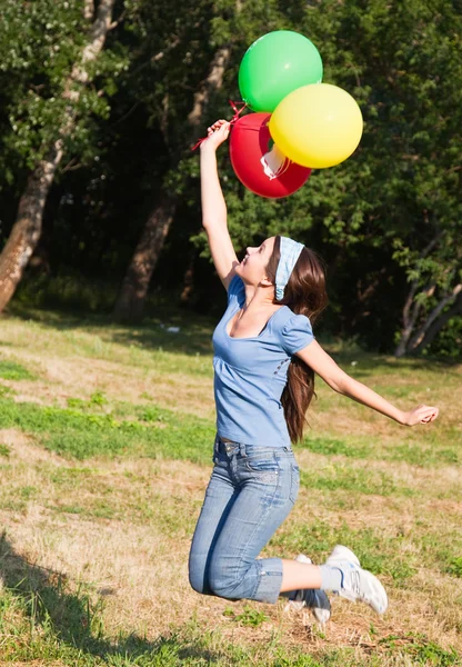 Een Schattig Meisje Springen Met Kleurrijke Baloons — Stockfoto