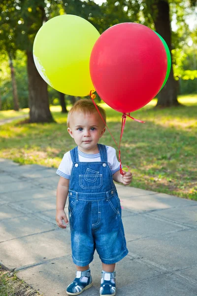 Menino Engraçado Com Balões Coloridos — Fotografia de Stock
