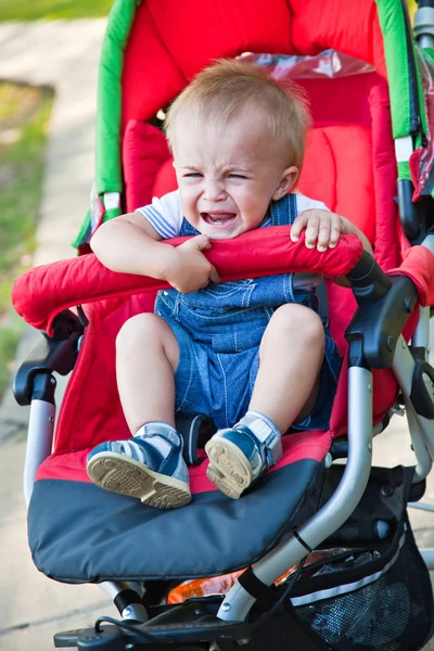 孩子在哭的婴儿车 — 图库照片