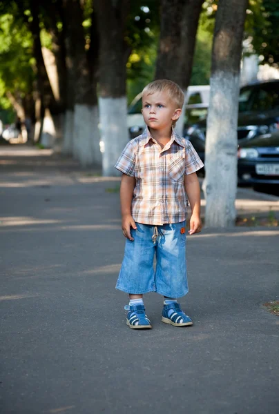 Μια Συνεσταλμένη Μικρό Αγόρι Έχασε Στο Δρόμο — Φωτογραφία Αρχείου