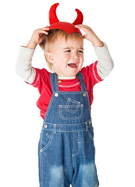 Menino perturbado em um boné vermelho com chifres está chorando — Fotografia de Stock
