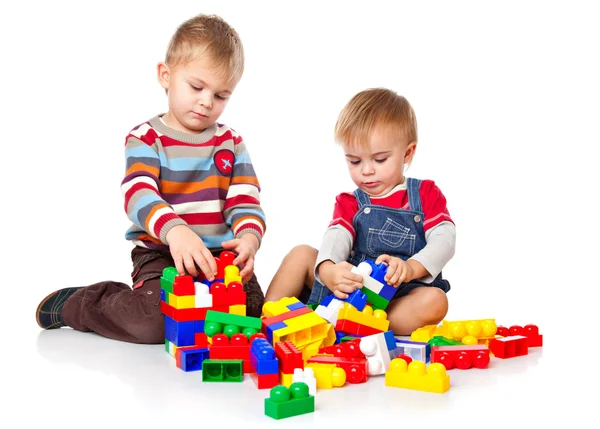 Rapazes Giros Estão Brincar Com Lego Isolado Sobre Fundo Branco — Fotografia de Stock