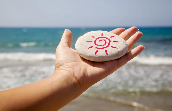 Камень с изображением солнца — стоковое фото