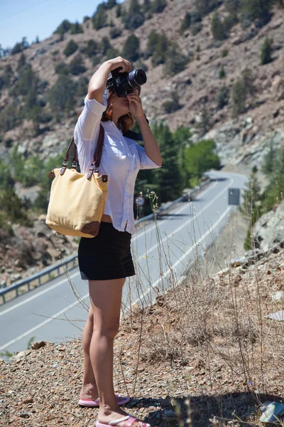 Молодая Женщина Фотографирует Природу — стоковое фото