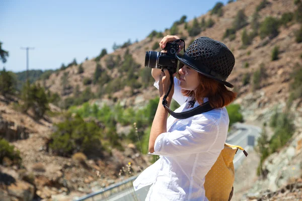 一个年轻女人拍摄自然 — 图库照片