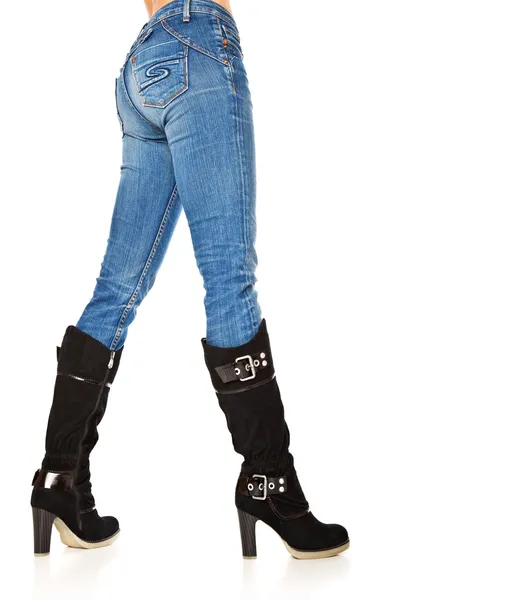 Vrouwelijke Benen Een Spijkerbroek Hoge Laarzen Geïsoleerd Een Witte Achtergrond — Stockfoto