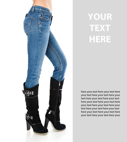 Patas femeninas en vaqueros azules y botas altas —  Fotos de Stock