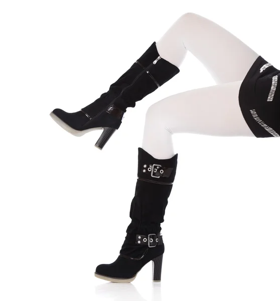 Slanke vrouwelijke benen in hoge laarzen close-up — Stockfoto