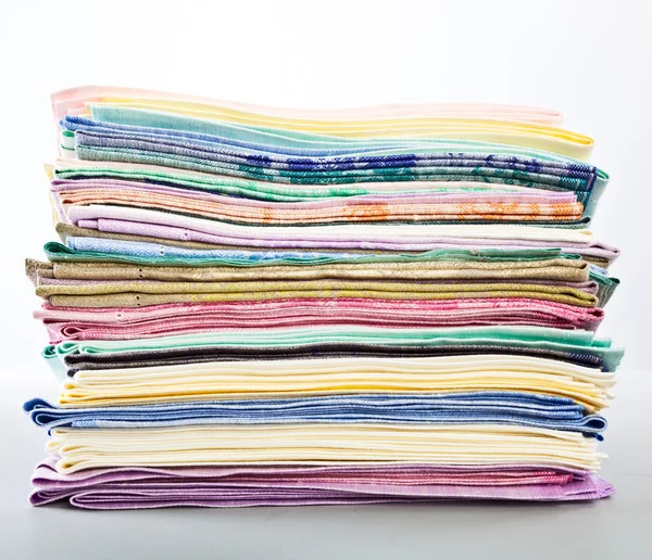 En stack av färgade handdukar — Stockfoto