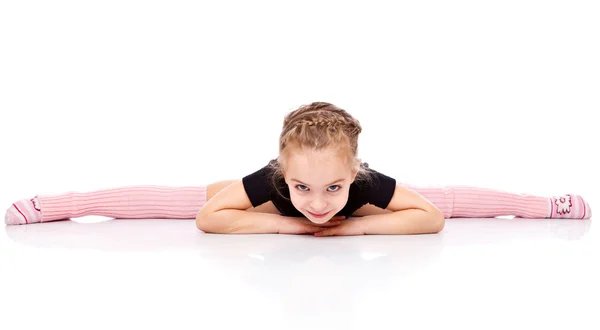 Una chica se dedica a la acrobacia — Foto de Stock