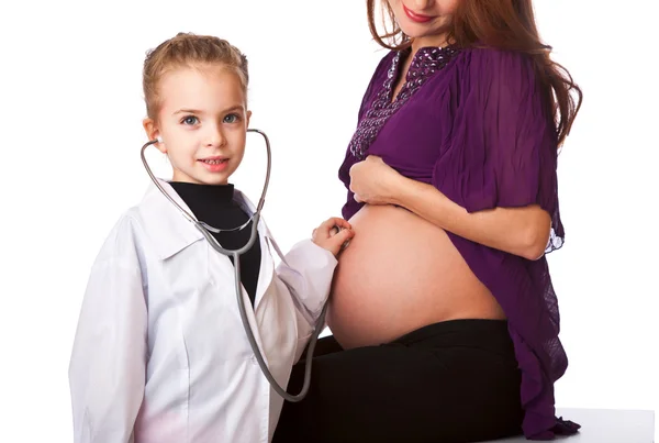 Een zwangere vrouw met een plaat van groenten — Stockfoto