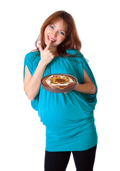 一个怀孕的女人用一盘蔬菜 — 图库照片