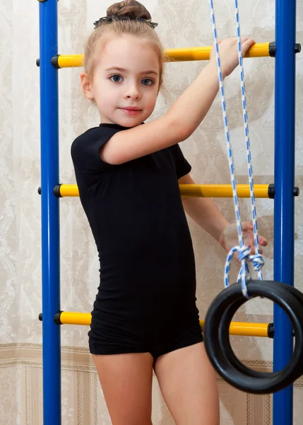 Dziewczyna jest zaangażowany w akrobacji — Zdjęcie stockowe