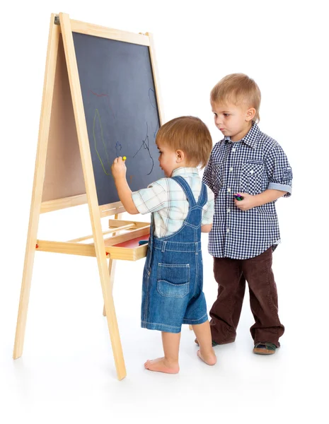 Pojkarna ritar på en svart tavla — Stockfoto