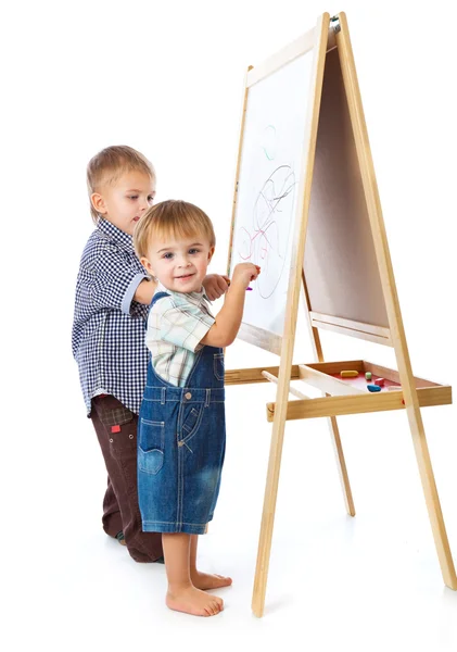 Хлопці малюють на дошці — стокове фото