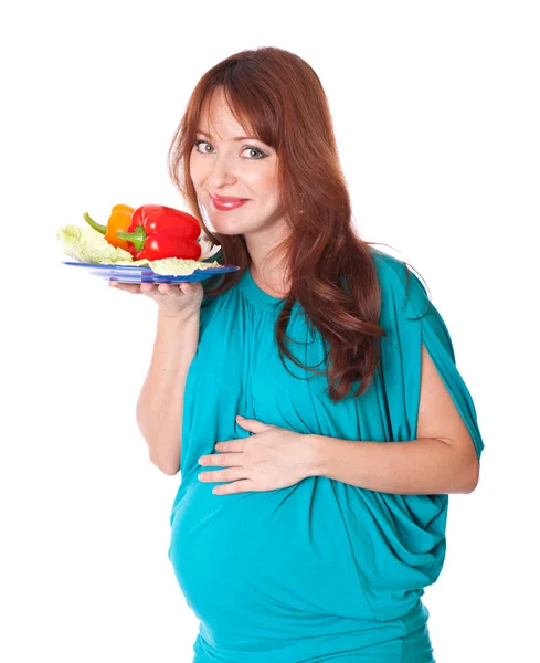 一个怀孕的女人用一盘蔬菜 — 图库照片
