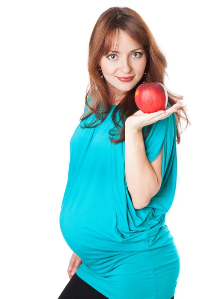 Een zwangere lachende vrouw houdt een appel in haar hand — Stockfoto